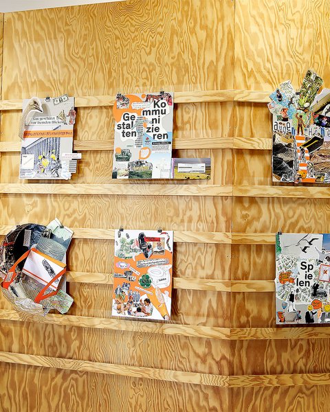 "Zwei Holzregale mit zehn verschiedenen farbigen Designmagazinen und Kunstpublikationen mit illustrierten Covern. Mehrere Magazine haben Pop-up- und 3D-Elemente. Überwiegend orange und rote Farbakzente auf hellem Sperrholz-Hintergrund."