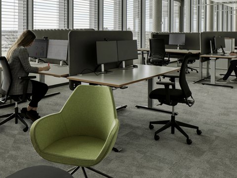 Modernes Großraumbüro mit Arbeitsplätzen und bodentiefen Fenstern