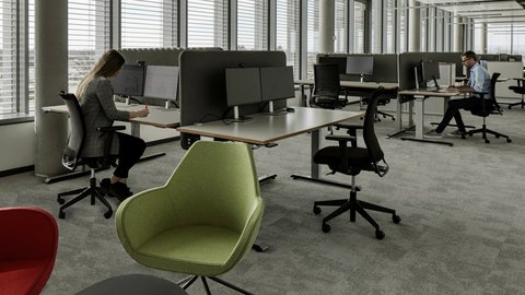 Modernes Großraumbüro mit Arbeitsplätzen und bodentiefen Fenstern