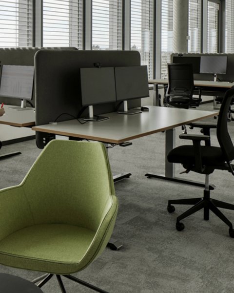 Modernes Großraumbüro mit Arbeitsplätzen und bodentiefen Fenstern