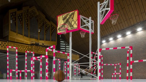Zeitgenössische Kunstinstallation in einer Kirche mit Basketballkörben, Toren und leuchtend pink markierten Spielfeldern.