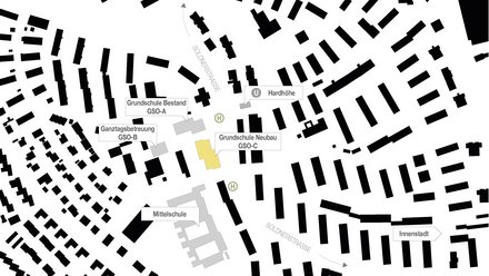 Schwarzplan mit Lage eines Schulneubaus zwischen bestehenden Schulgebäuden und Straßen.