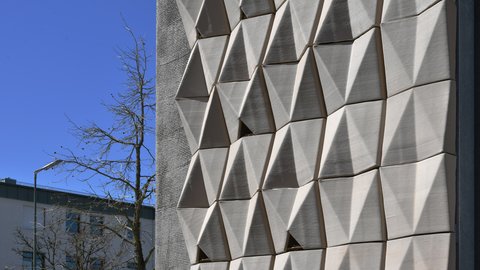 Detailansicht der dreidimensionalen Nistmodule an einer Gebäudefassade.