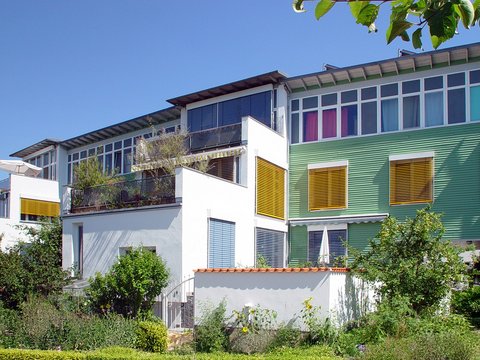 Mit verschiedensten Farben und einer Vielzahl an Elementen zeigt die Siedlung Geroldsäcker wie Architektur aus einer Vielfalt eine Einheit machen kann