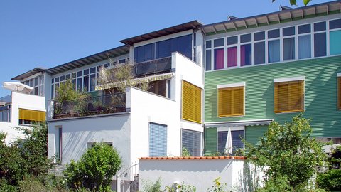 Mit verschiedensten Farben und einer Vielzahl an Elementen zeigt die Siedlung Geroldsäcker wie Architektur aus einer Vielfalt eine Einheit machen kann