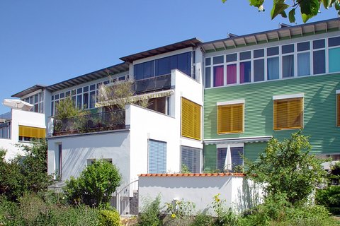 Mit verschiedensten Farben und einer Vielzahl an Elementen zeigt die Siedlung Geroldsäcker wie Architektur aus einer Vielfalt eine Einheit machen kann