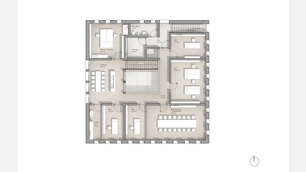 Grundriss eines Bürogeschosses: zentrales Atrium/Galerie, umliegende Büros, Besprechungs- und Sozialraum; Türen, Möblierung und Nordpfeil eingezeichnet.