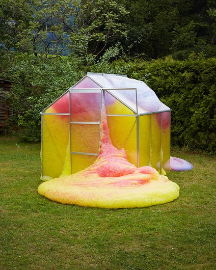 Bild des Kunstwerkes “Greenhouse - Inside Out “ von Stephanie Lüning