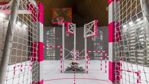 Kunstinstallation in einer Kirche mit Basketballkörben, Toren und neonpink markierten Spielfeldern.