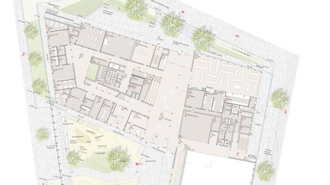 Farbige Grundrisszeichnung des Erdgeschosses einer Kita-Schule mit verschiedenen Räumen, Fluren und Außenbereichen, umgeben von Bäumen und Wegen