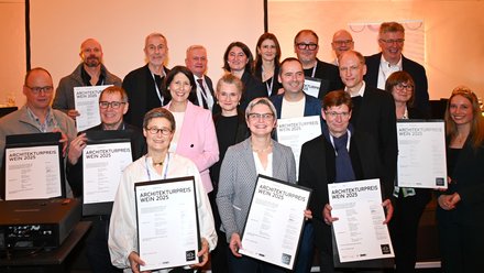 Gruppenfoto von Preisträgerinnen und Preisträgern mit Urkunden beim Architekturpreis Wein 2025.