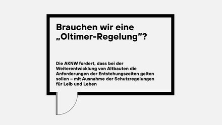 Grafische Sprechblase mit schwarzem Rahmen auf weißem Grund. Großer fettgedruckter Titel oben: „Brauchen wir eine ‚Oldtimer‑Regelung‘?“ Darunter Fließtext: „Die AKNW fordert, dass bei der Weiterentwicklung von Altbauten die Anforderungen der Entstehungszeiten gelten sollen – mit Ausnahme der Schutzregelungen für Leib und Leben.“