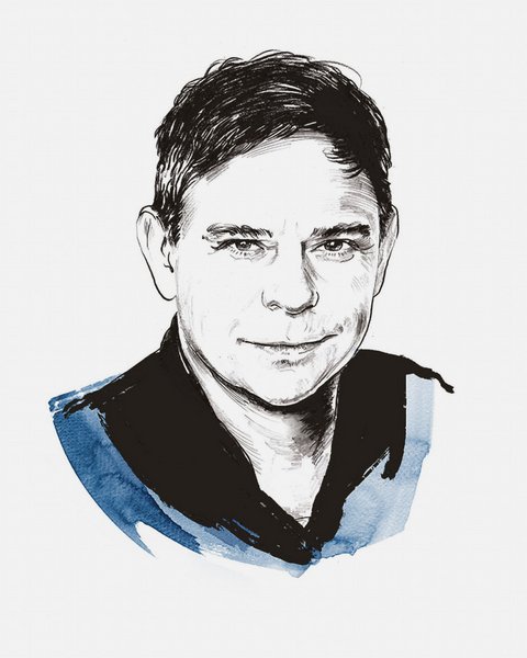 Illustration eines Mannes in Strichzeichnungs-Stil mit schwarzer Tusche. Der Mann hat dunkles, nach oben gekämmtes Haar und blickt leicht lächelnd nach vorne. Er trägt einen schwarzen Pullover mit blauem Farbakzent an der Schulter. Der Hintergrund ist weiß.