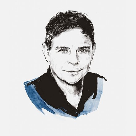 Illustration eines Mannes in Strichzeichnungs-Stil mit schwarzer Tusche. Der Mann hat dunkles, nach oben gekämmtes Haar und blickt leicht lächelnd nach vorne. Er trägt einen schwarzen Pullover mit blauem Farbakzent an der Schulter. Der Hintergrund ist weiß.