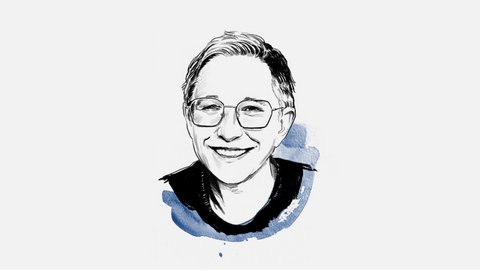 "Porträt-Illustration einer Person mit kurzen dunklen Haaren und Brille. Die Zeichnung ist in Schwarz-Weiß ausgeführt mit blauen Aquarell-Akzenten im Nackenbereich. Die Person trägt einen dunklen Pullover und lächelt freundlich direkt in die Kamera."