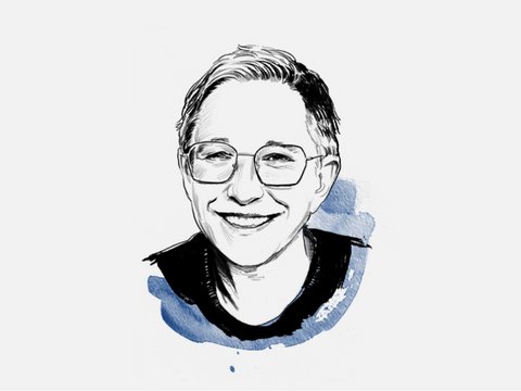 "Porträt-Illustration einer Person mit kurzen dunklen Haaren und Brille. Die Zeichnung ist in Schwarz-Weiß ausgeführt mit blauen Aquarell-Akzenten im Nackenbereich. Die Person trägt einen dunklen Pullover und lächelt freundlich direkt in die Kamera."