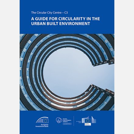 Das Bild zeigt das Titelblatt einer englischsprachigen Publikation mit dem Titel „A Guide for Circularity in the Urban Built Environment“. Zentral ist ein nach oben fotografierter, kreisförmiger Innenhof eines modernen Gebäudes zu sehen, der an ein großes „C“ erinnert. Am unteren Rand befinden sich Logos europäischer Institutionen. Zweck des Bildes ist es, einen internationalen Leitfaden zur Förderung von Kreislaufwirtschaft im städtischen Raum vorzustellen und den europäischen Kontext hervorzuheben.