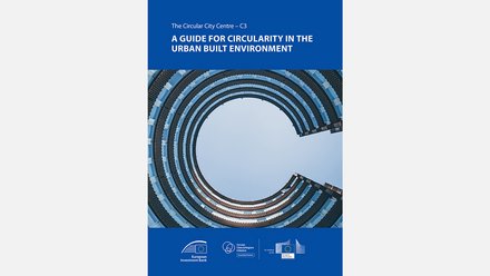 Das Bild zeigt das Titelblatt einer englischsprachigen Publikation mit dem Titel „A Guide for Circularity in the Urban Built Environment“. Zentral ist ein nach oben fotografierter, kreisförmiger Innenhof eines modernen Gebäudes zu sehen, der an ein großes „C“ erinnert. Am unteren Rand befinden sich Logos europäischer Institutionen. Zweck des Bildes ist es, einen internationalen Leitfaden zur Förderung von Kreislaufwirtschaft im städtischen Raum vorzustellen und den europäischen Kontext hervorzuheben.