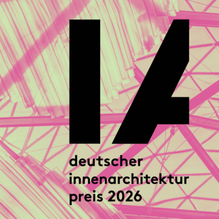 Grafisches Plakat zum Deutschen Innenarchitekturpreis 2026 mit pinkem Hintergrund und Schriftzug „Jetzt bewerben!“.