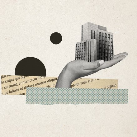 Collage-Illustration: Eine offene, graustufige Hand hält ein kleines Modell eines modernen Hochhauses; umgeben von abstrakten Formen – zwei schwarzen Kreisen, zerrissenen Papierstreifen mit Text und einem blauen, gepunkteten Band – vor beigem Papierhintergrund.