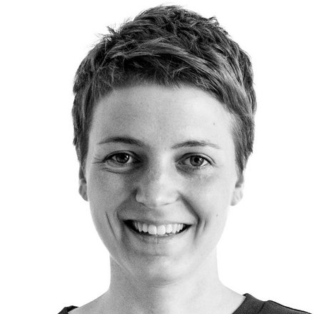 Schwarz weiß Portrait einer Frau mit kurzen Haaren 