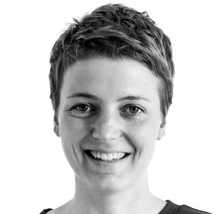 Schwarz weiß Portrait einer Frau mit kurzen Haaren 