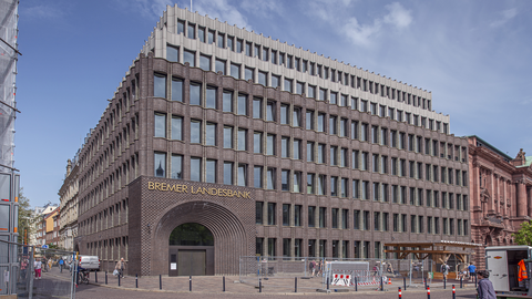 Großes mehrstöckiges Gebäude mit rechteckigen Fenstern und einem großen Bogen am Eingang, auf dem 'BREMER LANDESBANK' steht