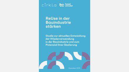 Das Bild zeigt das Titelblatt einer Studie mit einem ruhigen, blauen Hintergrund. Oben sind die Logos von „Cirkla“ und „Basel Circular“ zu sehen. In der Mitte steht groß der Titel „ReUse in der Bauindustrie stärken“, darunter eine Unterzeile, die die Studie als Untersuchung zur aktuellen Entwicklung der Wiederverwendung in der Bauindustrie und zum Skalierungspotenzial beschreibt. Am unteren Rand sind grafische, halbkreisförmige Elemente in Weiß und Violett angeordnet, die an Kreisläufe erinnern. Das Erscheinungsbild ist sachlich und modern. Zweck des Bildes ist es, die Studie visuell zu kennzeichnen und das Thema Wiederverwendung und Kreislaufwirtschaft im Bauwesen klar einzuordnen.
