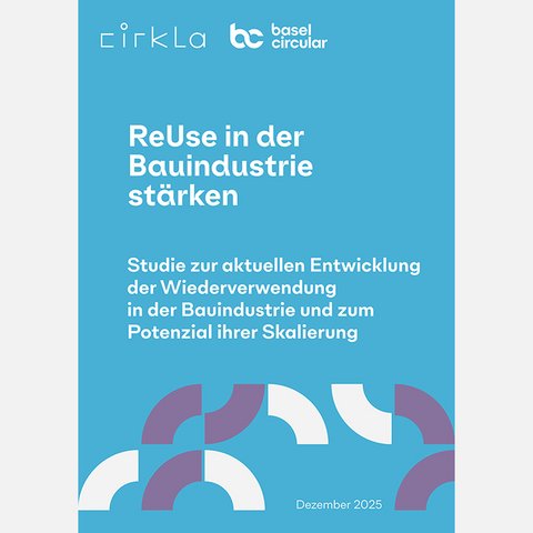 Das Bild zeigt das Titelblatt einer Studie mit einem ruhigen, blauen Hintergrund. Oben sind die Logos von „Cirkla“ und „Basel Circular“ zu sehen. In der Mitte steht groß der Titel „ReUse in der Bauindustrie stärken“, darunter eine Unterzeile, die die Studie als Untersuchung zur aktuellen Entwicklung der Wiederverwendung in der Bauindustrie und zum Skalierungspotenzial beschreibt. Am unteren Rand sind grafische, halbkreisförmige Elemente in Weiß und Violett angeordnet, die an Kreisläufe erinnern. Das Erscheinungsbild ist sachlich und modern. Zweck des Bildes ist es, die Studie visuell zu kennzeichnen und das Thema Wiederverwendung und Kreislaufwirtschaft im Bauwesen klar einzuordnen.