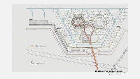 Ein farbiger architektonischer Plan zeigt die Verkehrsführung am Flughafen Berlin-Tegel. Die Zeichnung illustriert die Trennung der Verkehrsströme: blaue Linien markieren die Flugzeugrollwege, gelbe Linien den internen Fahrzeugverkehr und rote Linien den öffentlichen Fahrzeugverkehr. Die hexagonalen Terminalgebäude "Flugsteigring West" und "Flugsteigring Ost" stehen im Zentrum, verbunden mit Frachtbereichen, Hangars und Versorgungsgebäuden wie der Energiezentrale. Ein Nordpfeil und Maßstab sind enthalten. Unten rechts steht der Titel "FLUGHAFEN BERLIN-TEGEL Planning der kreuzungsfreien Verkehrswege auf Luft- und Landseite".