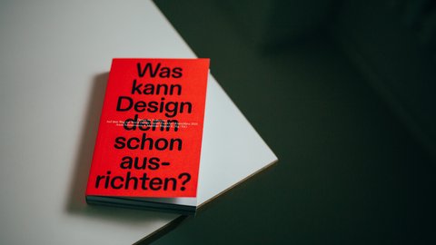 Foto des Readers „Was kann Design denn schon ausrichten?“ auf einem hellen Tisch