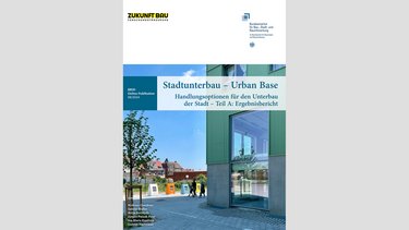 Titelbild einer Publikation mit modernem Gebäude und öffentlichem Platz im städtischen Umfeld.