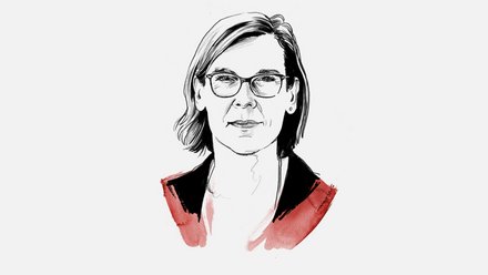  Illustration: Kopf‑Schulter‑Porträt einer Person mit Brille und schulterlangem Haar; rote Aquarellakzente am Jackenkragen; weißer Hintergrund.