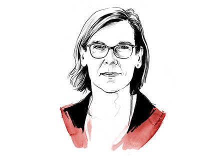  Illustration: Kopf‑Schulter‑Porträt einer Person mit Brille und schulterlangem Haar; rote Aquarellakzente am Jackenkragen; weißer Hintergrund.