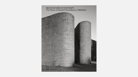 Schwarz-weißes Buchcover mit einer fotografischen Aufnahme geschwungener Ziegelsteinmauern. Der Titel „Meditations in Entropy – The Work of Kashef Chowdhury / URBANA“ steht im oberen Bereich.