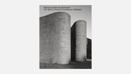 Schwarz-weißes Buchcover mit einer fotografischen Aufnahme geschwungener Ziegelsteinmauern. Der Titel „Meditations in Entropy – The Work of Kashef Chowdhury / URBANA“ steht im oberen Bereich.