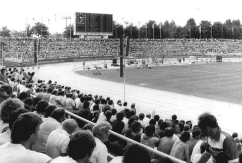 Historische Schwarz-Weiß-Aufnahme voller Zuschauerränge bei einer Leichtathletikveranstaltung; im Hintergrund eine große Anzeigetafel mit der Aufschrift „Heinz-Steyer-Stadion“.