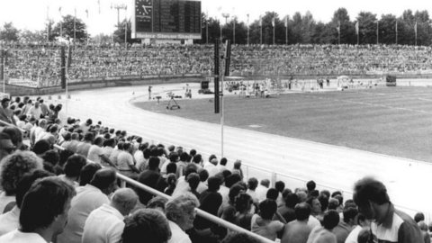 Historische Schwarz-Weiß-Aufnahme voller Zuschauerränge bei einer Leichtathletikveranstaltung; im Hintergrund eine große Anzeigetafel mit der Aufschrift „Heinz-Steyer-Stadion“.
