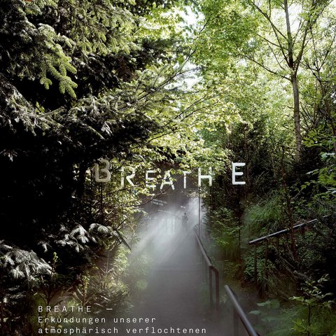 „Buch- oder Katalogcover mit dem zentralen Titel ‚BREATHE‘ vor dem Foto eines stimmungsvollen, nebligen Weges, der durch einen dichten, grünen Wald führt.“