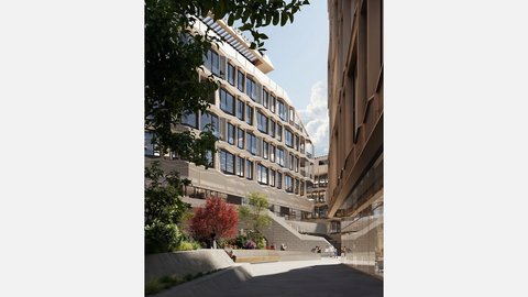 Visualisierung eines städtischen Vorplatzes: im Vordergrund breite, gestufte Sitzbänke aus Sichtbeton und Pflanzflächen, im Zentrum kleine Bäume und Blumenbeete, auf denen Menschen sitzen und verweilen. Rechts führen Treppen zu einer Glasfassade mit Eingangszone, links erhebt sich ein gegliedertes, mehrgeschossiges Gebäude mit welligen Fensterbändern und Balkonen. Warme Materialität und ein offener Durchweg verbinden die Fassaden zu einem urbanen Aufenthaltsraum.