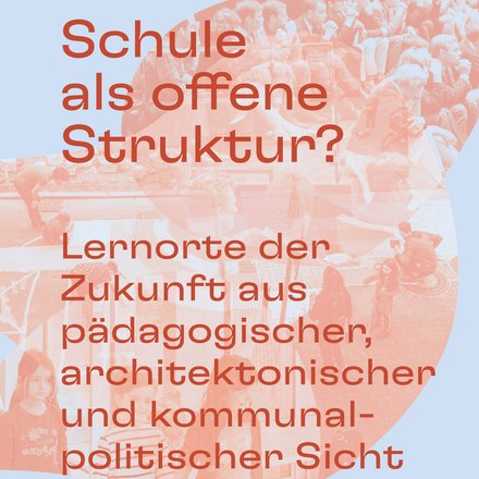 Ein grafisch gestaltetes Cover zeigt großformatige Typografie mit dem Titel „Schule als offene Struktur?“ und dem Untertitel „Lernorte der Zukunft aus pädagogischer, architektonischer und kommunalpolitischer Sicht“, hinterlegt mit transparenten, rötlich eingefärbten Fotografien von Kindern und Jugendlichen in schulischen Alltagssituationen vor einem hellblauen Hintergrund, wodurch das Bild eine Publikation ankündigt und für die Auseinandersetzung mit Schule als offenem, nachhaltigem Lern- und Lebensraum sowie für den interdisziplinären Diskurs zwischen Pädagogik, Architektur und Kommunalpolitik steht.