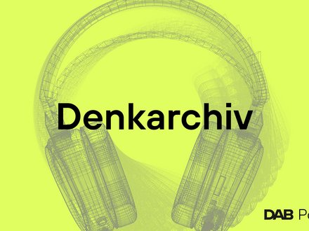 Großformatige technische Illustration eines Over-Ear-Kopfhörers in detailliertem Wireframe-Design mit weißen Gitterlinien auf dunkelblauem Hintergrund. Beide Ohrmuscheln und der Kopfbügel sind vollständig sichtbar.