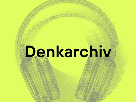 Großformatige technische Illustration eines Over-Ear-Kopfhörers in detailliertem Wireframe-Design mit weißen Gitterlinien auf dunkelblauem Hintergrund. Beide Ohrmuscheln und der Kopfbügel sind vollständig sichtbar.