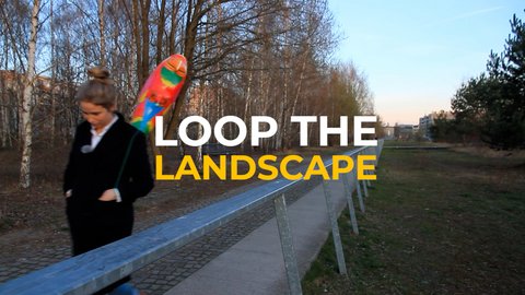 Frau mit schwarzem Mantel und hochgestecktem Haar geht an einem Gehweg entlang, im Hintergrund Bäume und ein offenes Feld, darüber der Text 'LOOP THE LANDSCAPE' in Weiß und Gelb