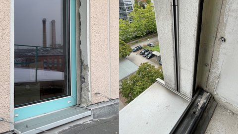 Innenansicht eines geöffneten Fensteranschlusses: freigelegte Laibung mit Dämmung und Dichtband, unten Metallfensterbank; Blick nach draußen und Außenansicht eines bodentiefen Fensters auf Flachdach; türkisfarbener Rahmen, freigelegte Laibung und Abdichtung, Metallfensterbank und Seilabspannungen.