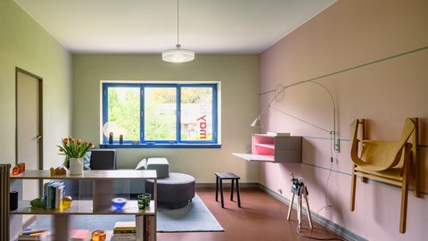 Innenansicht eines modernen Raumes mit flexiblen Möbeln und Einbauten für ein suffizientes Wohnen