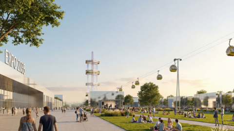 Breiter Expo Platz mit Schriftzug Expo zweitausendfünfunddreißig, vielen Menschen auf Wegen und Wiesen sowie einer Seilbahn über dem Gelände. Im Hintergrund steht ein schlanker Aussichtsturm.