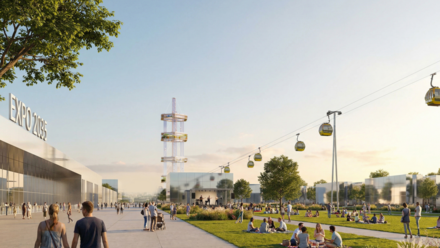 Breiter Expo Platz mit Schriftzug Expo zweitausendfünfunddreißig, vielen Menschen auf Wegen und Wiesen sowie einer Seilbahn über dem Gelände. Im Hintergrund steht ein schlanker Aussichtsturm.