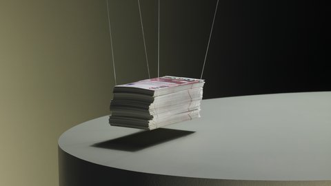 Ein Stapel Printmagazine, an dünnen Fäden aufgehängt, schwebt knapp über einem runden Podest; dunkler Studiohintergrund und weiches Seitenlicht.