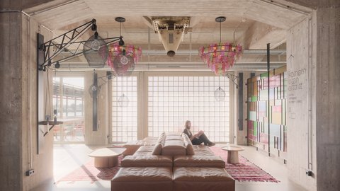 Raum mit Sofa in der Mitte. Es hängen bunte Lampen von der Decke ein Mann sitzt auf dem Sofa 